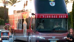 Autocarro do Benfica recebido por uma dezena de adeptos no Algarve