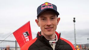 Rali de Portugal: a chegada à Exponor do carro (ou o que resta dele) de Elfyn Evans