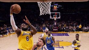 Lakers eliminam Warriors e marcam encontro com Denver na final do Oeste