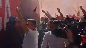 Do hotel até ao estádio: adeptos 'acompanham' autocarro do Benfica em ambiente de grande festa