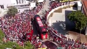 Loucura com a chegada do autocarro do Benfica a Portimão