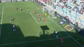 O autogolo que aumentou a vantagem do Benfica: Filipe Relvas cortou para a própria baliza