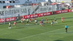 Pedrão aproveitou confusão na defesa do Benfica e reduziu para o Portimonense