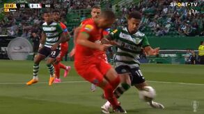 Sporting pediu penálti sobre Edwards neste lance: árbitro mandou jogar
