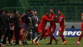 Enorme confusão no 2-2 anulado ao Marítimo: auxiliar deu falta, árbitro validou golo mas depois reverteu ao ver imagens