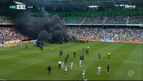 Tochas de fumo negro e invasões de campo: Groningen-Ajax suspenso após revolta dos adeptos