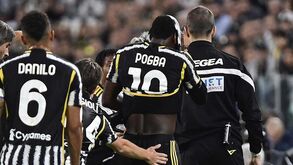 Pogba foi titular pela primeira em mais de um ano, lesionou-se a fazer um cruzamento e saiu... em lágrimas