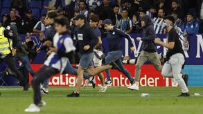Caos no título: adeptos do Espanyol invadem relvado e jogadores do Barcelona fogem para o balneário
