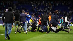 Jogadores a fugir, cadeiras pelo ar e polícia a trancar o túnel: as imagens da confusão no título do Barcelona