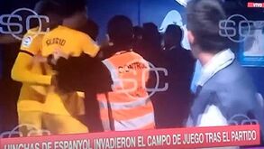 Imagens gravadas no túnel: Busquets tentou enfrentar os ultras do Espanyol