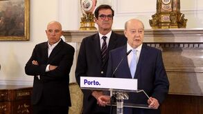Pinto da Costa, Rui Moreira e campeões europeus de hóquei em patins tiraram foto na CM do Porto