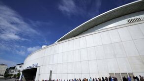 Horas na fila: milhares de adeptos no Dragão à espera de comprar bilhetes para a final da Taça de Portugal