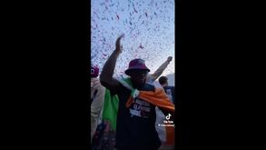 Festejos do título do Barcelona: das varandas dos prédios... ao interior do autocarro da equipa