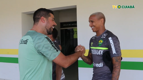 Das instruções aos jogadores à conversa com o presidente: António Oliveira sorridente no regresso ao Cuiabá