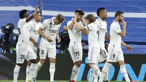 Jogadores do Real Madrid jogam com Vicks VapoRub nas camisolas: o 'truque' que Patrick Vieira já usava há 20 anos
