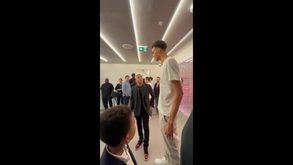 Mbappé cumprimentou Wembanyama... a olhar para cima: o divertido (e impressionante) momento entre os craques