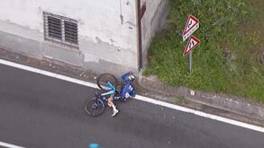 Arrepiante: Óscar Rodríguez colide com sinal de trânsito, bate em casa e abandona Giro