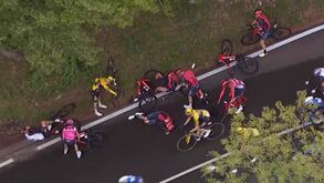 A violenta queda que obrigou Tao a abandonar o Giro: britânico deixou prova de ambulância
