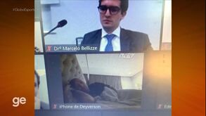 Insólito no Brasil: Deyverson assiste a julgamento deitado na cama e enrolado na manta