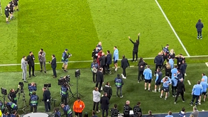 Evra vestiu-se de vermelho e arranjou confusão no final do Manchester City-Real Madrid