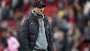 Jürgen Klopp suspenso por dois jogos após críticas à arbitragem do jogo com o Tottenham