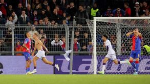 Fiorentina fecha a tríade