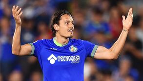 Enes Ünal dá poder aéreo