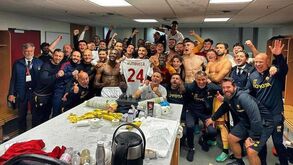 «Iron man!»: Rui Patrício partilha festejos no balneário da Roma e faz pose... que dá nas vistas