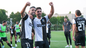 Farense celebra a 'quase-subida' perante uma bancada cheia de adeptos algarvios no Seixal