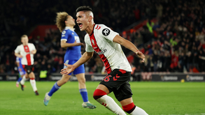 Carlos Alcaraz volta a ser colocado na pista do Benfica
