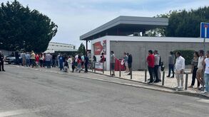 Muito apoio à porta do Seixal: dezenas de adeptos aguardam saída do Benfica na véspera do dérbi