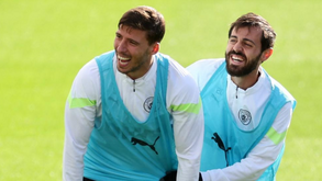Fernando Gomes dá os parabéns a Rúben Dias e Bernardo Silva pela conquista do título inglês