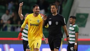 Adán a ferver vê dérbi na bancada