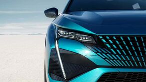 Peugeot 408 PHEV: Um reforço de peso