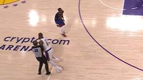 Árbitro fica a sangrar após ser 'atropelado' por LeBron James 
