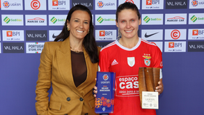 Festa e lágrimas das jogadoras do Benfica na despedida de Cloé Lacasse