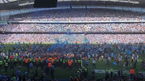 Adeptos invadem relvado para festejarem título do Manchester City
