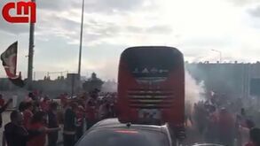Autocarro do Benfica sai do Seixal com mar de adeptos a apoiar