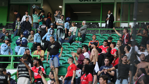 Mistura explosiva: adeptos de Benfica e Sporting lado a lado nas bancadas de Alvalade