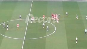 Todos de pé no banco do Benfica, Amorim nervoso e jogadores encarnados a rodear João Pinheiro após apito final