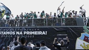 Subida festejada no sofá e na rua