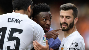 Vinícius divulga vídeo com insultos racistas: «Desejos de morte, boneco enforcado, muitos gritos criminosos...»