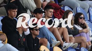 João Neves e António Silva nas bancadas do Estádio António Coimbra da Mota