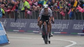Veja como foram os últimos metros que levaram João Almeida à vitória na 16.º etapa do Giro