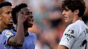 De Balotelli a Vinícius Júnior (sem esquecer Marega): 50 casos que envergonham o futebol