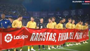 Barcelona com direito a guarda de honra e depois houve tarja contra o racismo