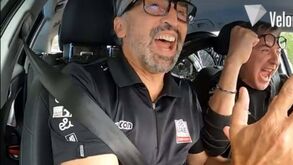 A euforia no carro da UAE na vitória de João Almeida: «Bravo João, ganhámos esta!» 