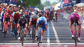 Alberto Dainese vence 17.ª etapa do Giro ao sprint: João Almeida mantém 2.º lugar na geral