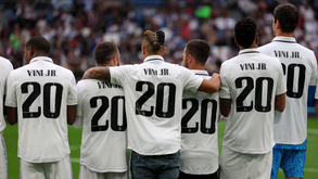 Cartazes, camisolas e até cachecóis: não faltaram homenagens a Vinícius no Real-Rayo