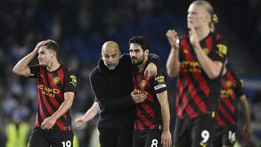 Guardiola elogia entrega dos jogadores do City: «Há 48 horas beberam todo o álcool de Manchester...»